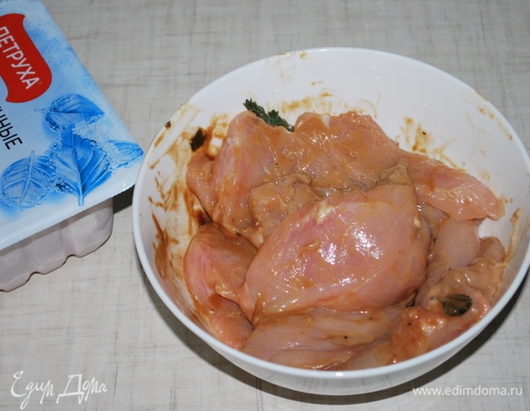 Мясо пусть постоит в маринаде минут 20. Можно его замариновать заранее.