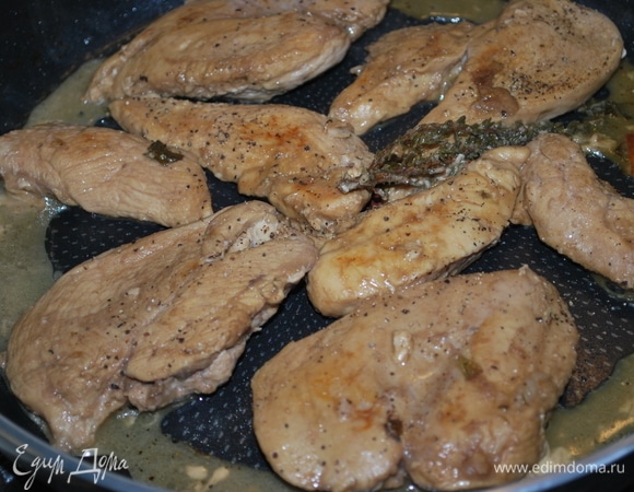 Обжарьте мясо до готовности. Оно получается очень сочное и вкусное.