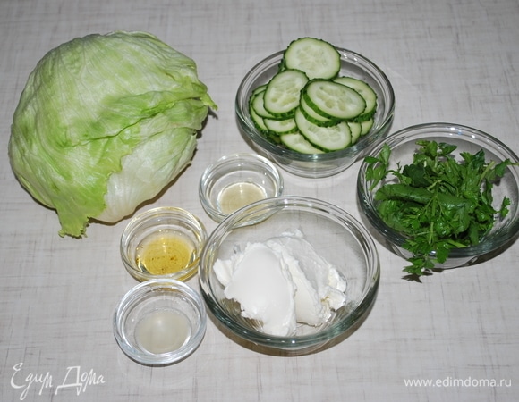Подготовьте начинки. Свежий огурец нарежьте кусочками. Салат айсберг разберите на листья и вымойте.