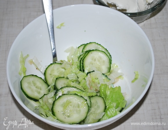 Замаринуйте огурцы и салат айсберг. Для маринада я использовала мед, сок лимона и растительное масло от вяленых помидоров. Добавьте соль и черный перец по вкусу.