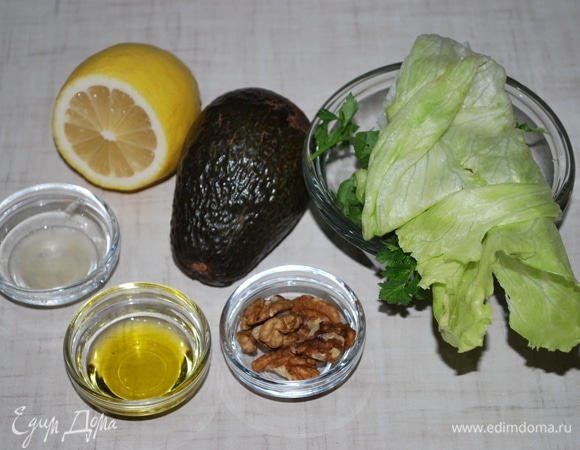 Авокадо разрежьте на две половинки и удалите косточку. Соедините мякоть авокадо с лимонным соком, посолите и поперчите по вкусу, у вас должно получиться пюре.