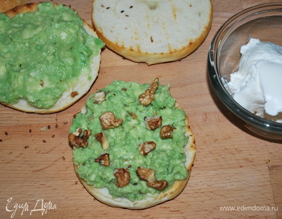 На нижние половинки намажьте пюре и авокадо (я добавила грецкие орехи, с ними вкусно). Распределите салат и огурцы (они замариновались в заправке).