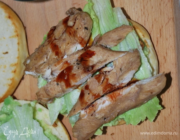 Сверху выложите ломтики курицы. Полейте соусом (соус можно использовать тот, который вы любите). Накройте верхними половинками (верхние половинки смажьте пюре из авокадо или соусом) и слегка прижмите. Так же сделайте бейглы с творожной начинкой. Смешайте сок, который остался от заправки огурцов и салата с творожным сыром (у меня креметте). Намажьте булочки, добавьте салат и куриное филе. Полейте соусом. Фантазируйте с начинками.