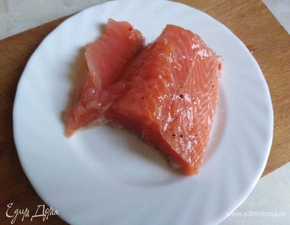 Подготовленный кусок рыбы нарезать на кусочки.