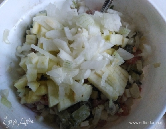 Почистить и нарезать яблоко. Добавить серебристый лук. Посолить. Выдавить сок 1/4 лимона.