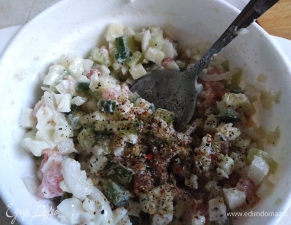 Посыпать смесью свежемолотого перца. Заправить оливковым маслом. Перемешать.