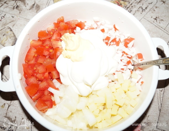 Крабовое мясо, картофель, помидор, лук нарежьте на мелкие салатные кубики. Помидоры выбирайте сочные, плотные, спелые, мягкие (у меня сливовидные).