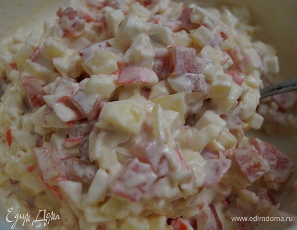 Тщательно перемешайте все ингредиенты. Дайте салату настояться: пропитаться и соединиться. Поставьте его в холодильник на 10–15 минут. Далее выкладывайте в салатник и наслаждайтесь смаком! Находясь в холодильнике больше 5 часов салат не теряет свои вкусовые качества. То есть на следующий день он будет, как только что нарезанный.