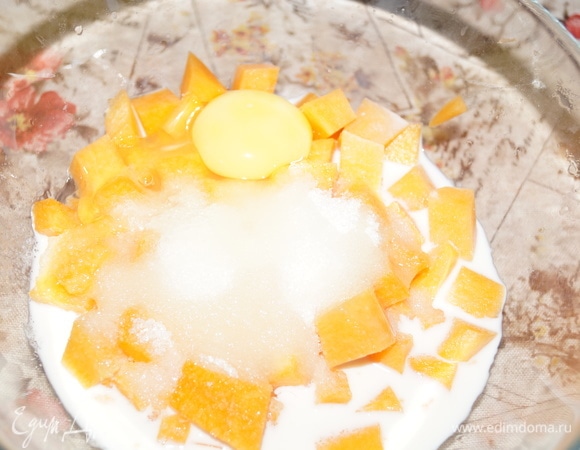 Тыкву, молоко, яйцо, сахар поместите в чашу.