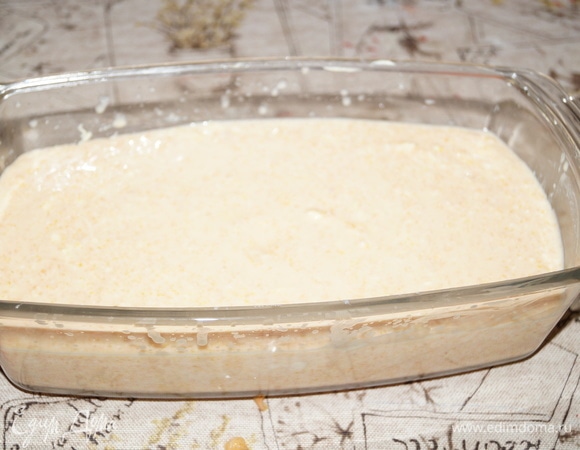 Выложите творожную массу в форму.