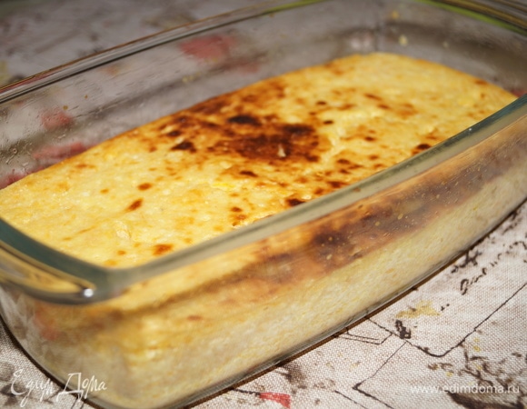 Запекайте в микроволновке на функции «комбинирование», таймер ставьте на 20 минут. Форму ставьте без решетки на низ микроволновки. К концу времени запекания следите за румяностью корочки. Дорумянивайте на решетке, добавив время запекания на 3–5 минут.