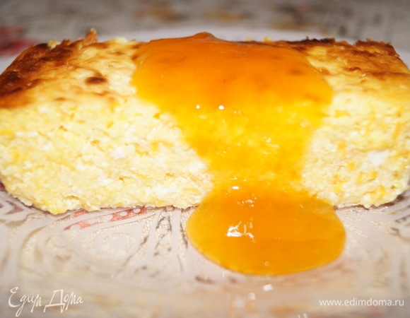 Если у вас нет микроволновки, то ставьте форму с запеканкой в холодную духовку на 30 минут, запекайте при 220°C до румяной корочки. Перед тем как нарезать на порции, дайте запеканке остыть в течение 10–15 минут. Оставшуюся храните в холодильнике, разогревайте в микроволновке. Нежнейшая текстура и отменный вкус. Поливайте любым джемом или конфитюром (у нас абрикосовый).