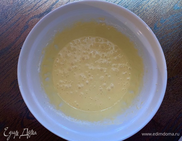 Яйца взбить с сахаром, добавить муку, разрыхлитель, масло.