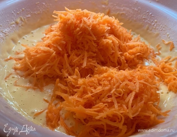 Натереть морковь, пробить блендером очищенных два мандарина. Добавить цедру апельсина.