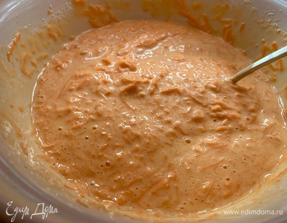 Все хорошо перемешать. Если морковь и мандарины будут очень сочными, добавьте еще муки. Тесто должно быть, как густая сметана.