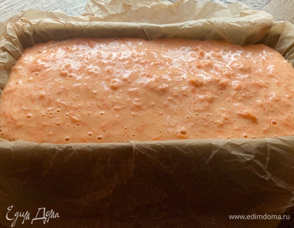 Духовку разогреть до 175°C. Форму накрыть пергаментом. Выпекать примерно 1 час, посматривайте, время выпекания зависит от возможности вашей духовки.