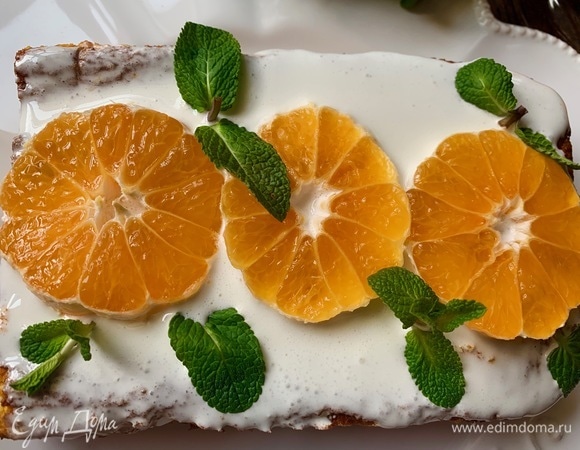 Достать из духовки, дать остыть. Белок взбить, добавить сахарную пудру, пару капель мандаринового ликера. Если нет такого, добавьте какой есть. В описании я указал «ликер». Сверху пирог полейте двумя ложками ликера, затем покройте глазурью.