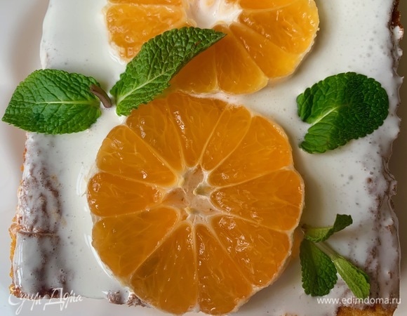 Нарежьте мандарин и украсьте по желанию.