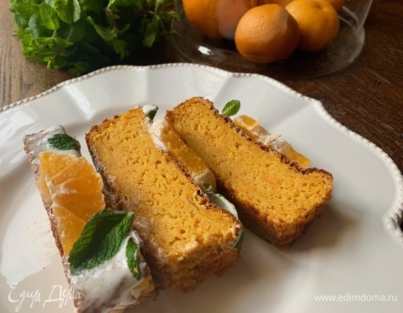 В разрезе. Очень мягкий, влажный, аромат потрясающий!