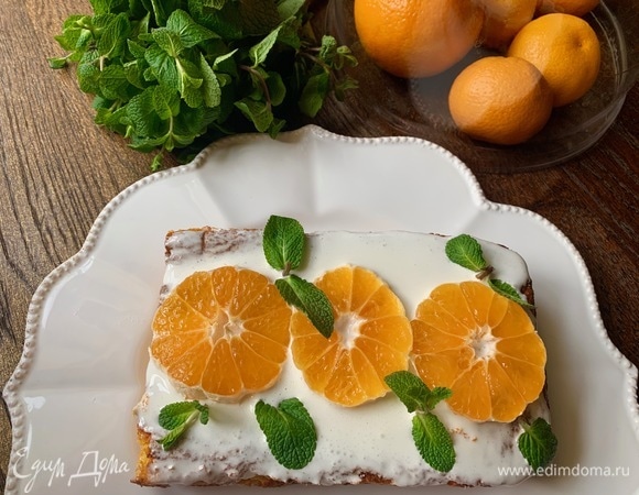 В идеале дать немного настояться, чтобы пирог хорошо пропитался.