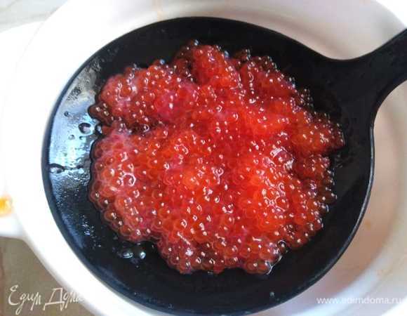 Икру одной рыбы прямо в пленке уложить в маленькую баночку. Залить остывшим рассолом: 1 ч. л. соли на 1 стакан воды. Убрать в холодильник на 12–15 часов. Выложить икру на шумовку. Перетереть вилкой от пленок.