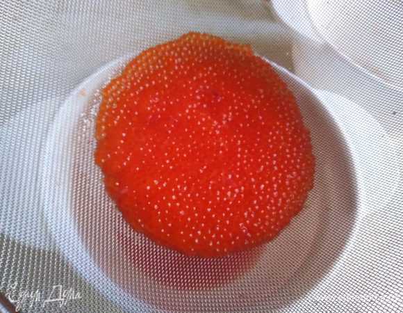 Процедить через сито.