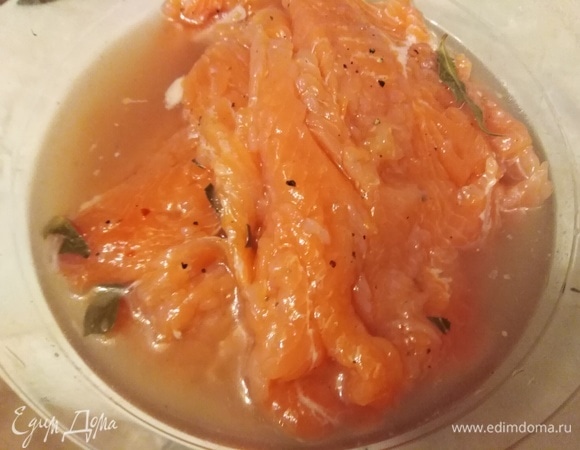 Форель разобрать на филе. Сварить рассол из воды, сахара и соли. Остудить. Куски рыбы пересыпать поломанными листьями лавра и смесью свежемолотого перца. Залить остывшим рассолом. Накрыть емкость крышкой. Убрать в холодильник на сутки. Далее хранить в рассоле в холодильнике или обсушить бумажным полотенцем. Обернуть пленкой куски рыбы и убрать в морозилку.