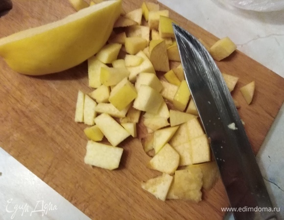Айву нарезать.