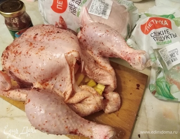 Тушку цыпленка ТМ «Петруха» промыть. Обсушить. Натереть соль внутри и снаружи. Обмазать грузинской аджикой. Начинить айвой.