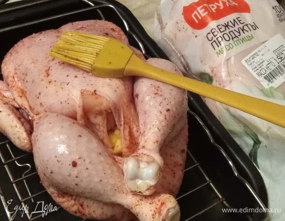 Крылья подвернуть. Ноги подвязать. Обмазать цыпленка растительным маслом. Выложить в форму.