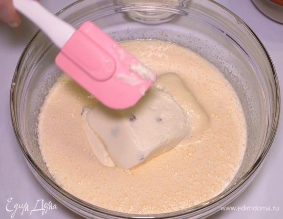 Добавляем творог и перемешиваем все лопаточкой или вилочкой.