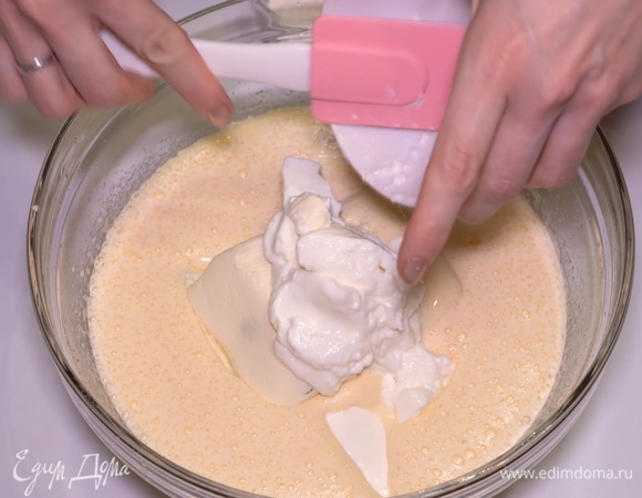 Помимо творога, отправляем в миску 3 столовые ложки натурального йогурта.