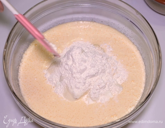Насыпаем одну столовую ложку муки.