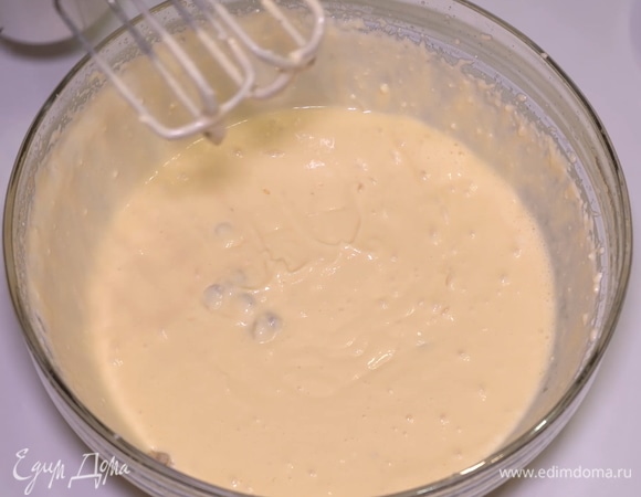Продолжаем взбивать миксером до получения красивой однородной массы.