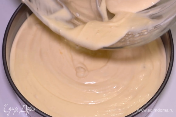 Отправляем массу в разъемную форму. Края формы нужно смазать сливочным маслом. Затем выпекаем вкуснятину в разогретой до 180°C духовке 30 минут.