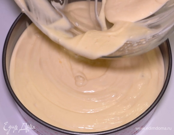 Отправляем массу в разъемную форму. Края формы нужно смазать сливочным маслом. Затем выпекаем вкуснятину в разогретой до 180°C духовке 30 минут.