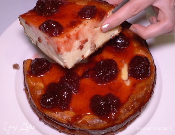 Нежная и изысканная запеканка из творога. Всегда получается пышной, мягкой, сочной и очень ароматной. Можно подать ее с вареньем или свежей сметаной.