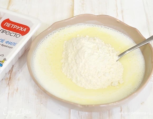 Просейте муку с разрыхлителем.