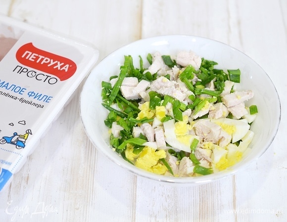 Перемешайте с курицей. Начинка готова.