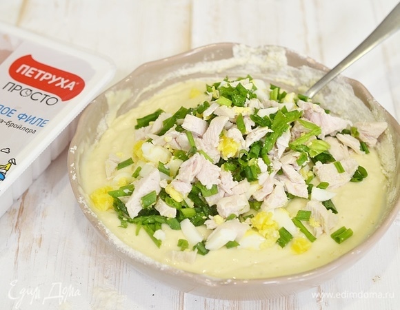 Добавьте к тесту начинку и перемешайте.