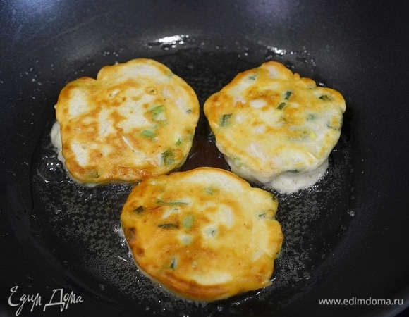 В сковороде разогрейте масло, выкладывайте ложкой немного теста с начинкой и обжаривайте минут по 5 с каждой стороны.