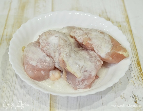 Влейте лимонный сок, всыпьте соду. Дождитесь реакции и перемешайте.