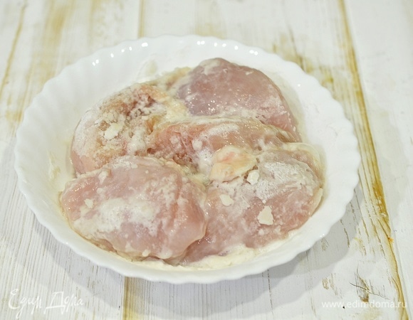 Добавьте крахмал, перемешайте и дайте настояться минут 15.