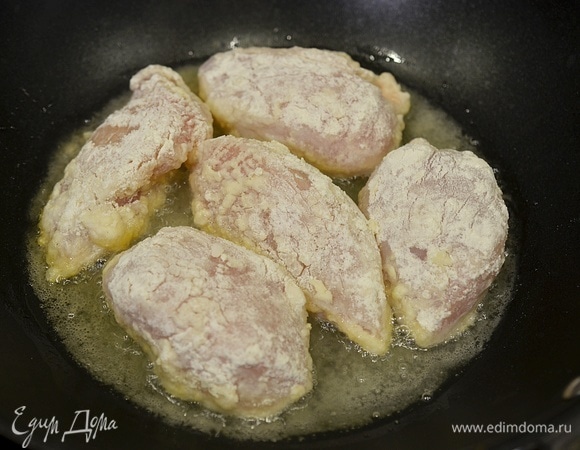 В сковороде разогрейте масло и выложите кусочки курицы.