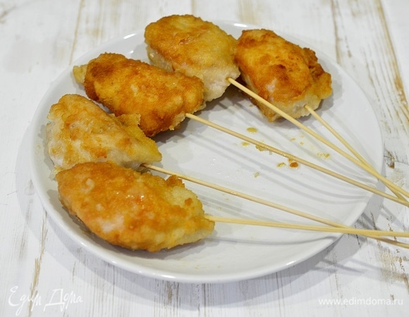 Для удобства поедания я воткнула в наггетсы деревянные шпажки.