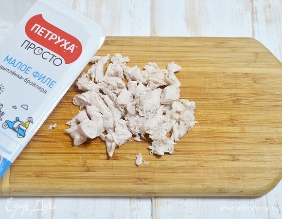 Куриное филе отварите в подсоленной воде в течение 20 минут, охладите и нарежьте кубиком.