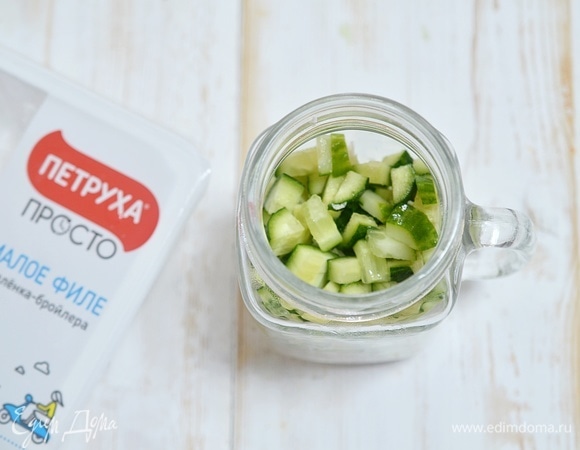 В банку среднего размера (исходите из величины порции, которую вы съедите) выложите слой курицы, затем — слой огурцов.