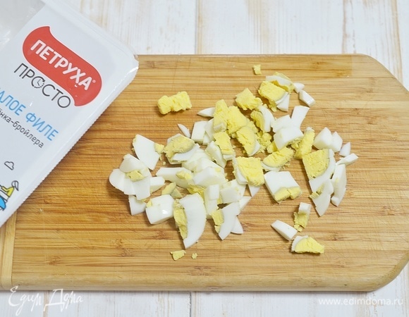 Яйцо предварительно отварите вкрутую, затем охладите, почистите и нарежьте кубиком.