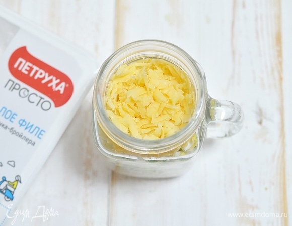 Сыр натрите на терке и выложите следующим слоем.