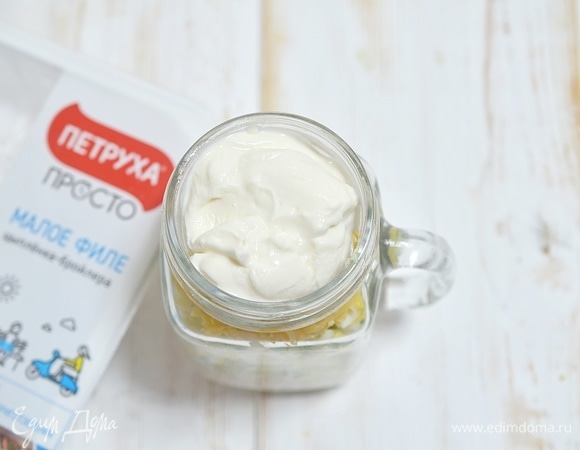 Сверху выложите майонез.